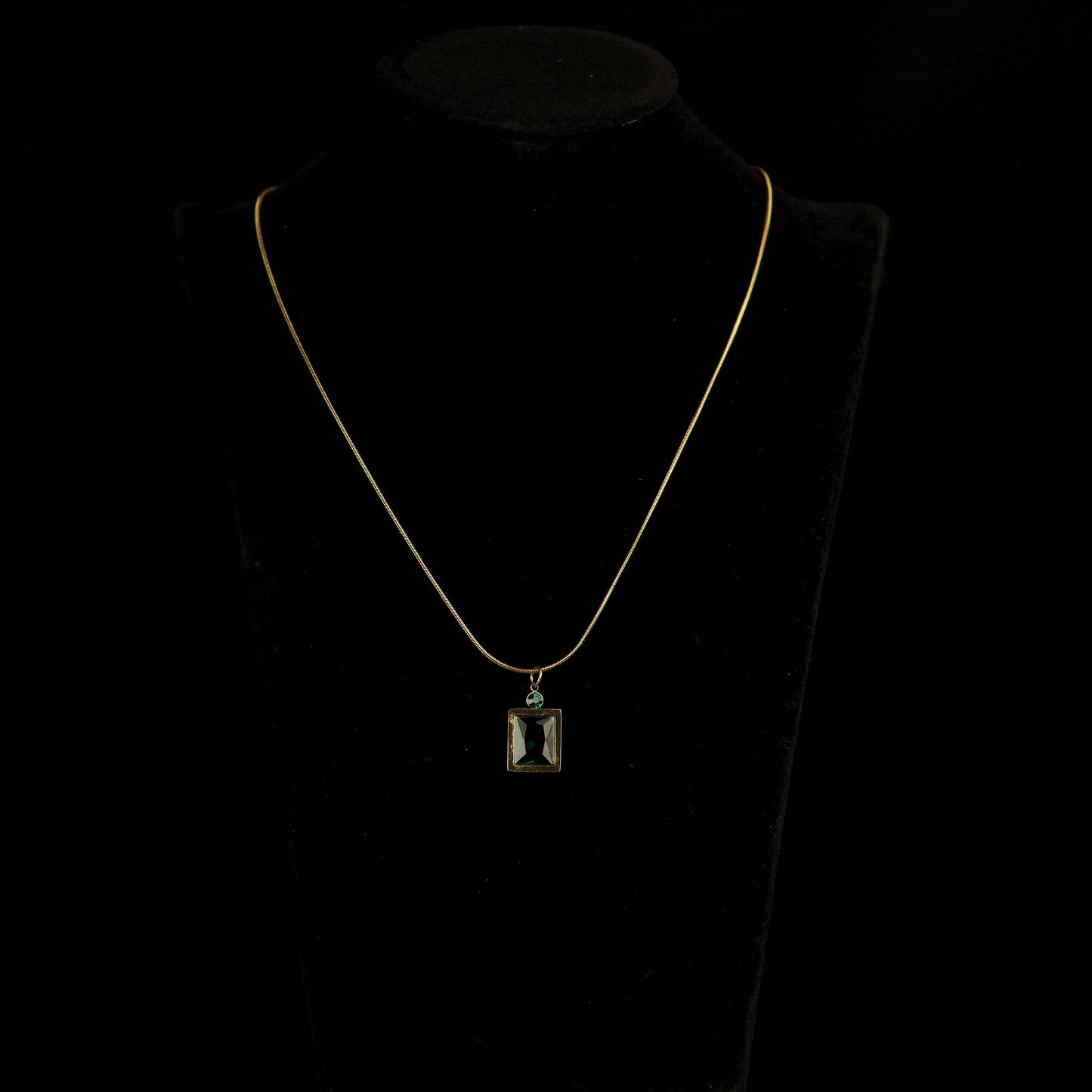 Gold plated black pendant chain with earrings